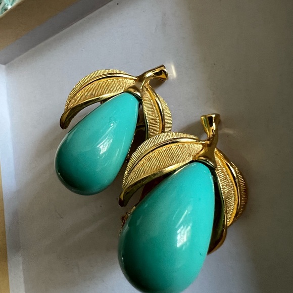Pend Jewelry - Vintage Pend Clip on Earrings / Pear Shape -Turquoise and Gold Tone!